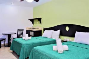 Кровать или кровати в номере Hotel Colonial Playa del Carmen