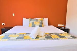 Кровать или кровати в номере Hotel Colonial Playa del Carmen