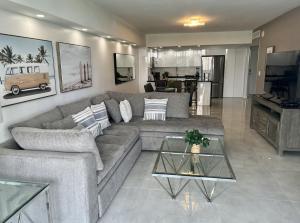 un soggiorno con divano e tavolo di Ocean Reserve Condo by FlatsAway a Miami Beach