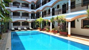 Бассейн в Hotel Colonial Playa del Carmen или поблизости