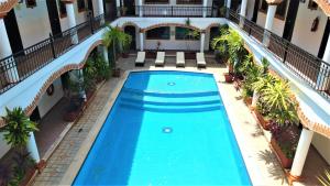 Бассейн в Hotel Colonial Playa del Carmen или поблизости