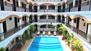 Бассейн в Hotel Colonial Playa del Carmen или поблизости