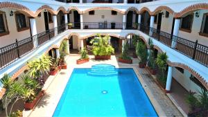 Бассейн в Hotel Colonial Playa del Carmen или поблизости