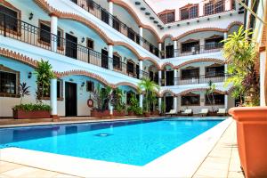 Бассейн в Hotel Colonial Playa del Carmen или поблизости