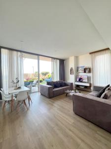 un soggiorno con divano e tavolo di 3E_Apartment_Palase / Villa 149/2 a Palasë