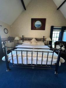 Een bed of bedden in een kamer bij The Coach House