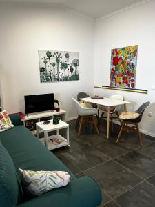 een woonkamer met een bank en een tafel bij HausMamaMia in Vir