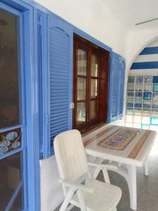 Una habitación con dos sillas y una mesa y una ventana. en House SOFIA MILIES, en Stavros