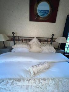 Een bed of bedden in een kamer bij The Coach House