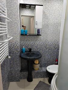 a bathroom with a black sink and a toilet at Vitalie Lohov in Soroca