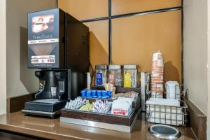 Příslušenství pro přípravu čaje a kávy v ubytování Sleep Inn Naperville - Chicago
