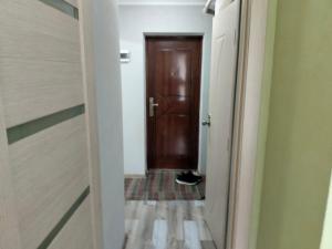 korytarz z drewnianymi drzwiami i korytarz z podłogą w obiekcie Vitalie Lohov w mieście Soroki