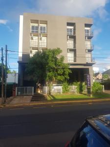 ein weißes Gebäude an der Straßenseite in der Unterkunft Hotel POSTA NORTE in Posadas