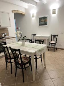 Biały stół i krzesła w kuchni w obiekcie Casa Galliani w mieście Vasto