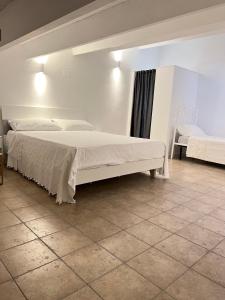 sypialnia z dużym łóżkiem i podłogą wyłożoną kafelkami w obiekcie Casa Galliani w mieście Vasto