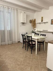 kuchnia i jadalnia ze stołem i krzesłami w obiekcie Casa Galliani w mieście Vasto