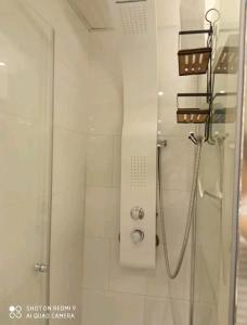 La salle de bains est pourvue d'une douche et d'une porte en verre. dans l'établissement Precioso apartamento en pleno centro, à Almería