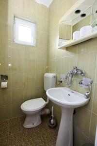 een badkamer met een toilet en een wastafel bij Petra flat apartment in Bar