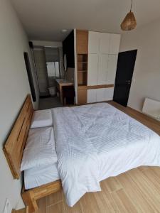 ein Schlafzimmer mit einem großen Bett in einem Zimmer in der Unterkunft Villa 4* Bella ciao, entre mer, lac et montagnes in Villeneuve-de-la-Raho