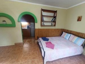 um quarto com uma cama com uma toalha cor-de-rosa em ΓΑΛΗΝΗ 2 em Skála Stólou