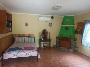 Un dormitorio con una cama y una mesa. en ΓΑΛΗΝΗ 2, en Skála Stólou