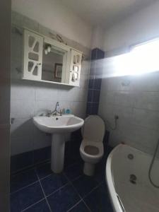 y baño con lavabo, aseo y bañera. en ΓΑΛΗΝΗ 2, en Skála Stólou