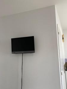 Televízia a/alebo spoločenská miestnosť v ubytovaní Cozy place