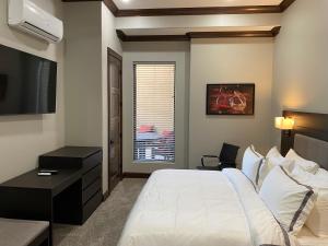 ein Hotelzimmer mit einem Bett und einem TV in der Unterkunft The Resort at Lake of the Ozarks in Lake Ozark