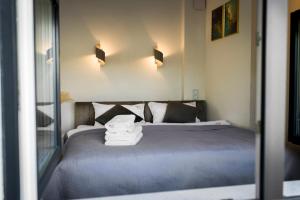 Posteľ alebo postele v izbe v ubytovaní Apartamenty Z Widokiem Na Mazury Jezioro Juno