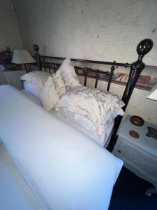 Een bed of bedden in een kamer bij The Coach House