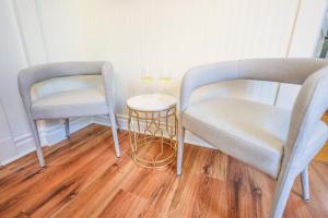マホン・ベイにあるMahone Bay Bed and Breakfastの椅子2脚、テーブル(ワイン2杯付)