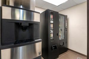Kuchyň nebo kuchyňský kout v ubytování Sleep Inn Naperville - Chicago