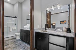 een badkamer met een wastafel, een toilet en een spiegel bij The Resort at Lake of the Ozarks in Lake Ozark