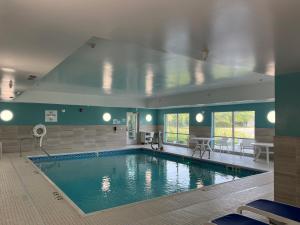 una gran piscina en un edificio con en Holiday Inn Express & Suites - Michigan City, an IHG Hotel en Michigan City