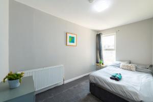 a bedroom with a bed and a window at City Centre 4 Bed Holiday Home in Maidstone in Kent