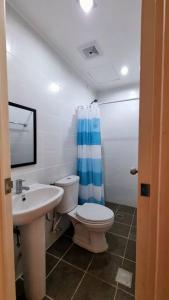 een badkamer met een toilet en een wastafel bij The Midpoint Residences - Studio Unit in Cebu City