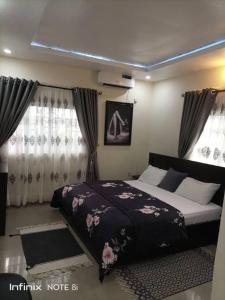 a bedroom with a large bed with a black blanket at Luxury 2 bed apartment. 