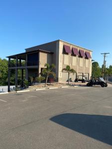 奥沙克湖The Resort at Lake of the Ozarks的一栋建筑前停着一辆车 更多37张照片