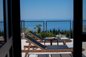 z widokiem na patio ze stołem i krzesłami w obiekcie J&C Luxury Villa w mieście Asos