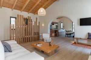 een woonkamer met een bank en een tafel bij J&C Luxury Villa in Asos