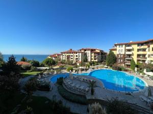uma vista para um resort com uma piscina em PSB Apartments in Gardens of Eden em Sveti Vlas