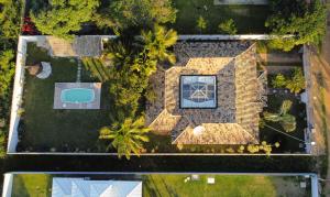 una vista sul tetto di una casa con piscina di Casa da Manu Búzios a Búzios
