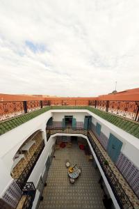 una vista desde la parte superior de un edificio en Hostel BE 20, en Marrakech