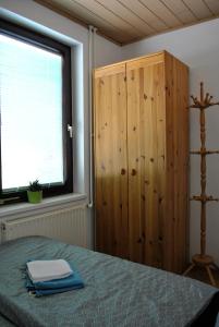 - une chambre avec un lit et une armoire en bois dans l'établissement Riverside Village Apartment, à Bohinj