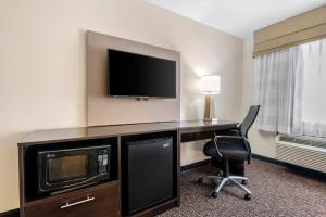 TV a/nebo společenská místnost v ubytování Sleep Inn Naperville - Chicago