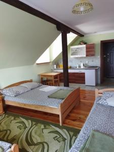 a room with two beds and a kitchen at Pokoje Inulec in Inulec