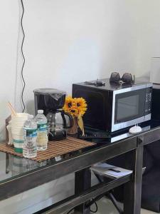 een magnetron bovenop een tafel bij Spacious Studio - minutes from MIA airport in Miami