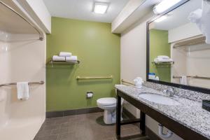 Koupelna v ubytování Sleep Inn Naperville - Chicago