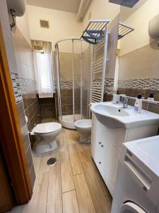 een badkamer met een wastafel, een toilet en een douche bij Piano terra centro mare in Ladispoli
