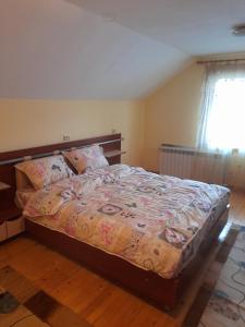 een slaapkamer met een groot bed in een kamer bij Къща за гости Дани in Govedartsi